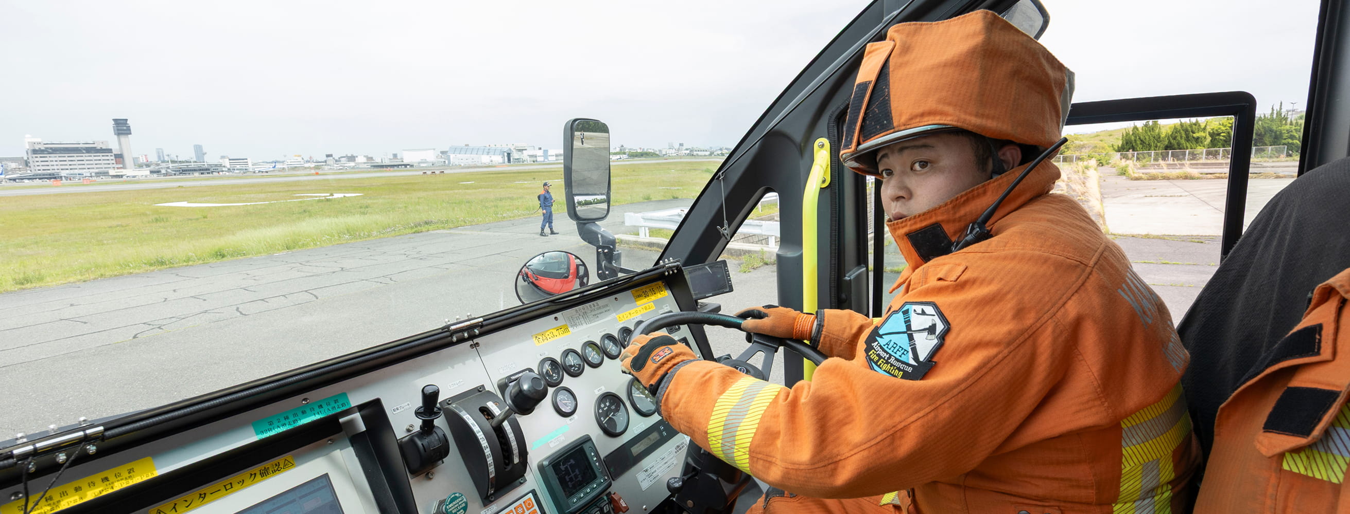 航空機を点検するスタッフ